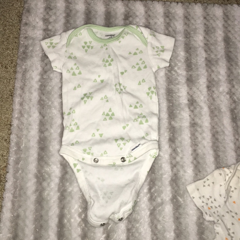 Simple and cute 😍 short sleeve onesie